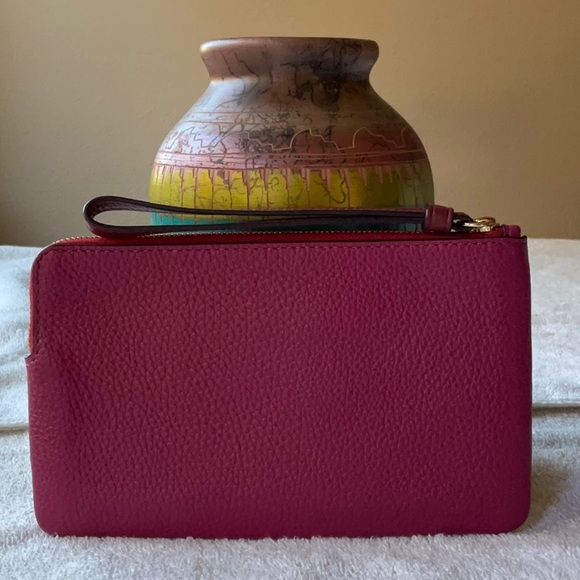 🐴 COACH LARGE CORNER WRISTLET WITH HORSE AND CARRIAGE 🐴 - Picture 9 of 16